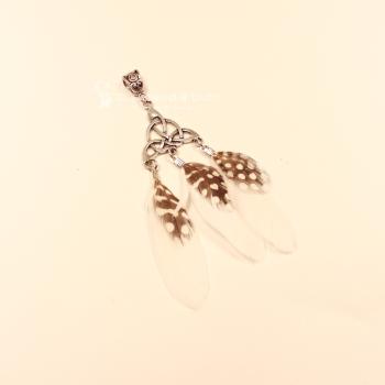 Versilberter Kettenanhänger Traumfänger mit drei weißen Federn und schwarzen Polka-Dots-Punkten.